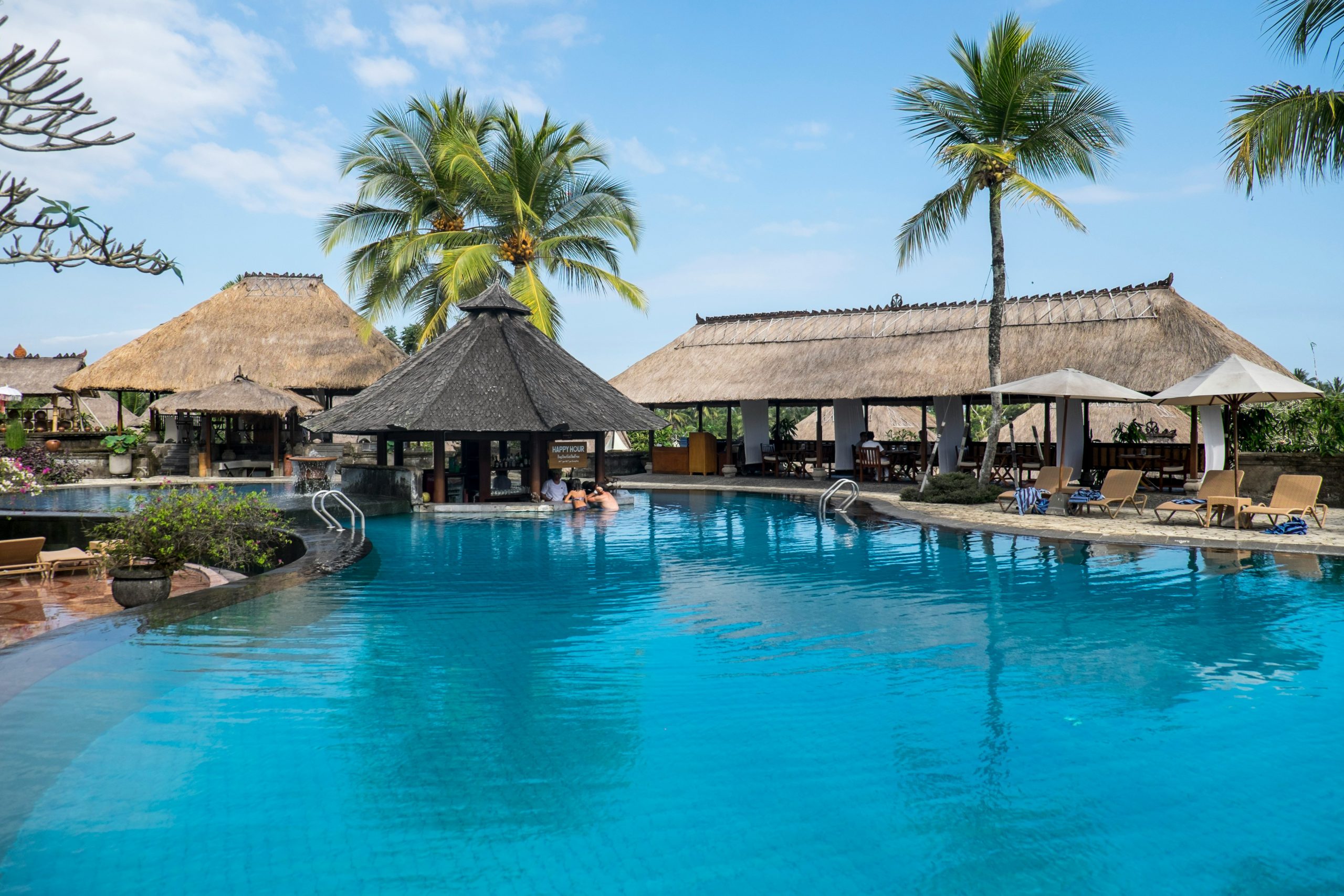 Une belle piscine entourée de chaises longues pour se détendre.